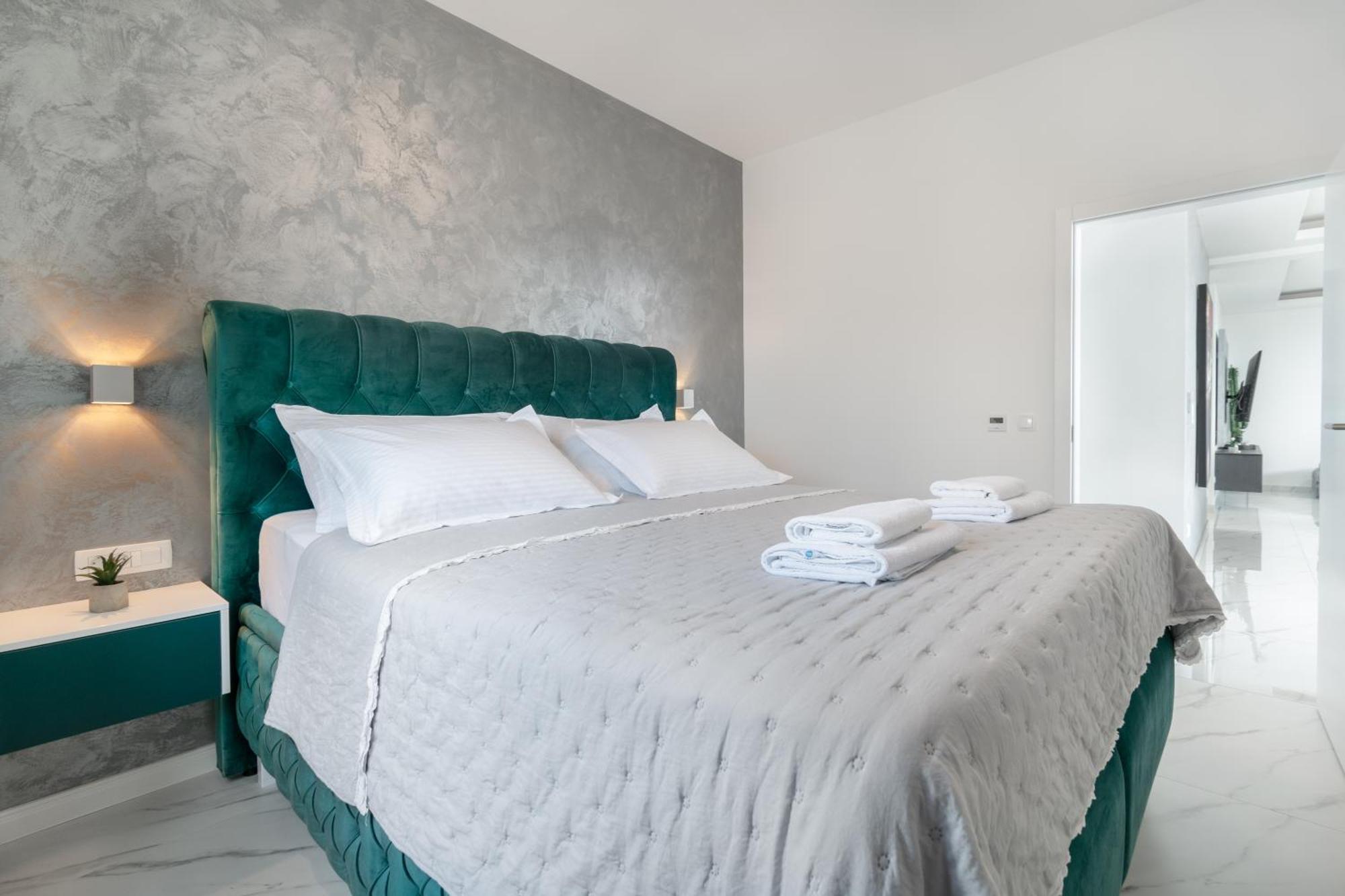 Lux Penthouse Panoramic View With Jacuzzi Lägenhet Makarska Exteriör bild