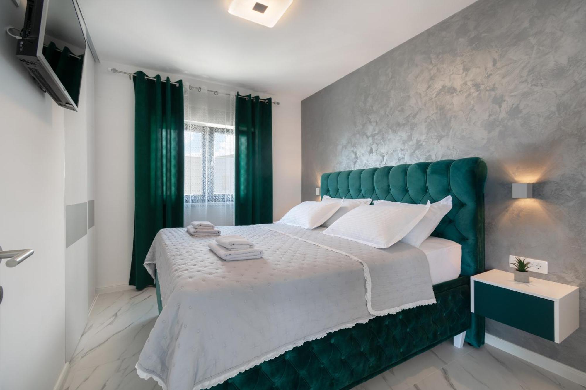 Lux Penthouse Panoramic View With Jacuzzi Lägenhet Makarska Exteriör bild